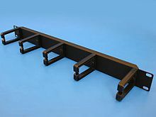 Заглушка 19', 1U, с держателем кабеля пластмасовый с 5 кольцами YH-BP-01H